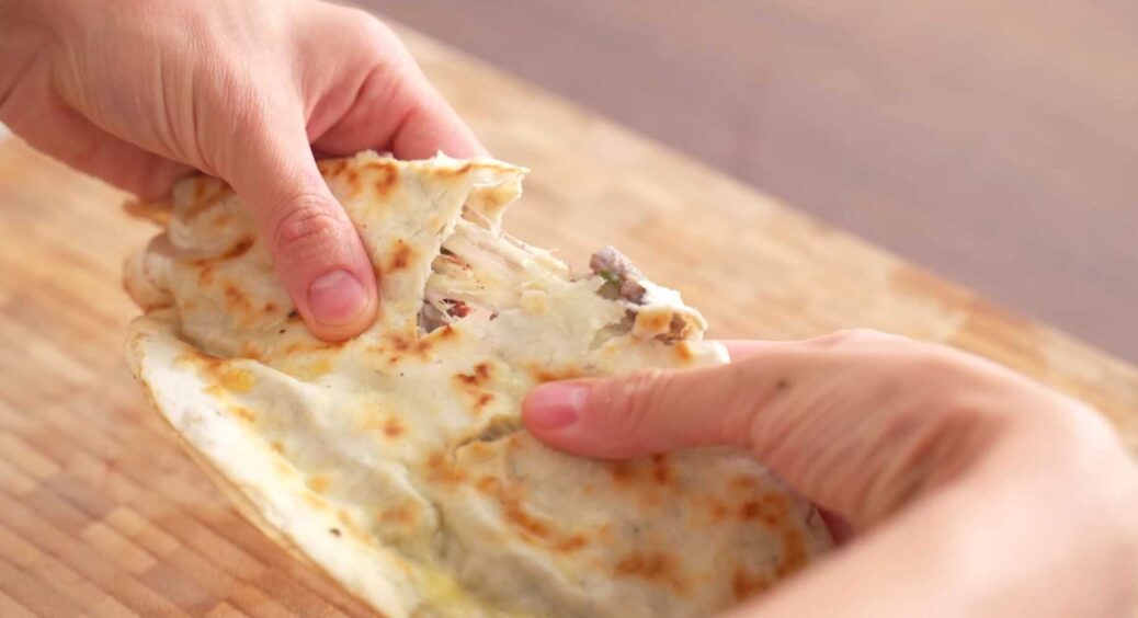 Зручний в приготуванні аналог чебуреків: тісто не замішую, а беру лаваш і в нього кладу соковитий фарш 