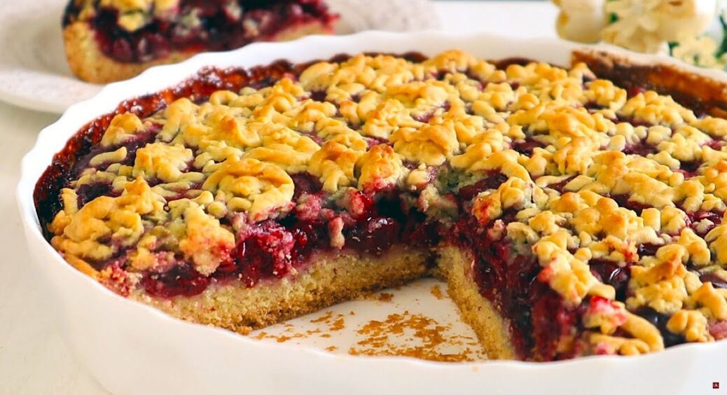 Ідеально-збалансований смак тертого пирога з вишнею за лічені хвилини: обов’язково збережіть цей рецепт 