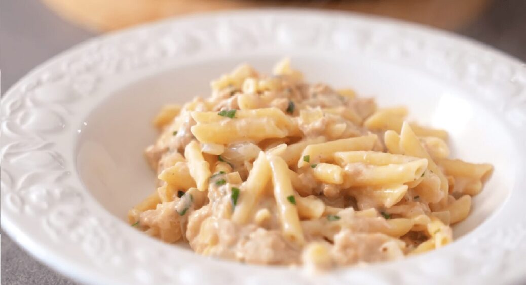 Смачна вечеря за 15 хвилин: простий рецепт макаронів з консервами у вершковому соусі. Виручає, коли немає часу 