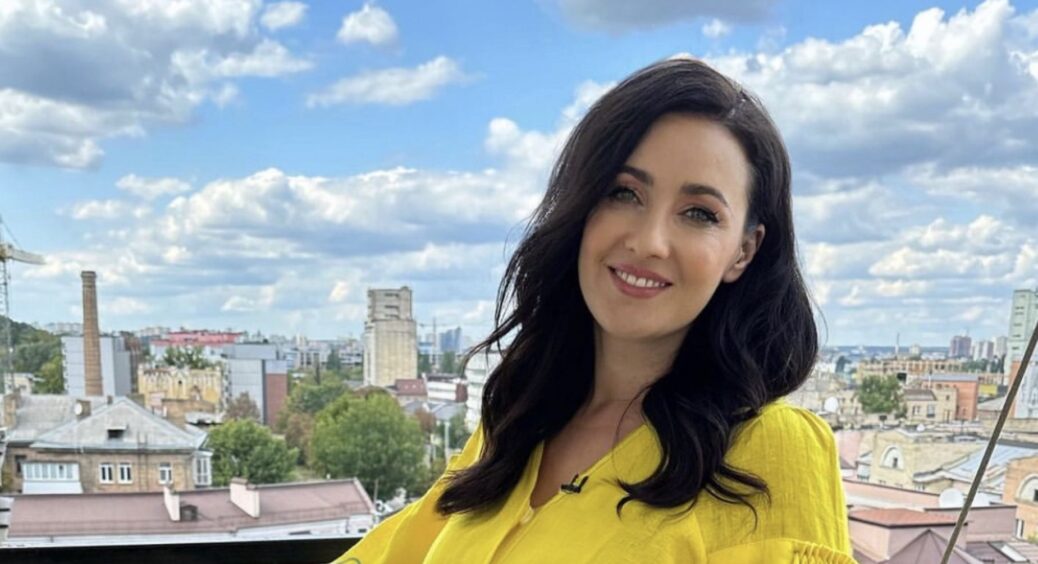 Сукенка ледь тримається, а волосся розпатлане вітром: Соломія Вітвіцька показала, як її бачить коханий 