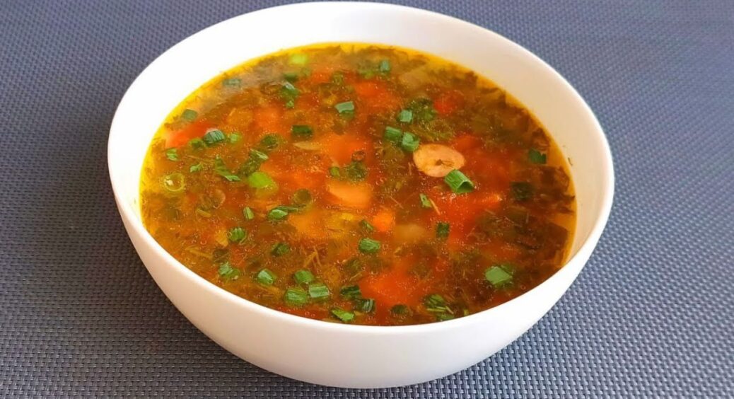 Швидко і смачно: рецепт наваристого та ситного супу з мисливськими ковбасками за лічені хвилини 