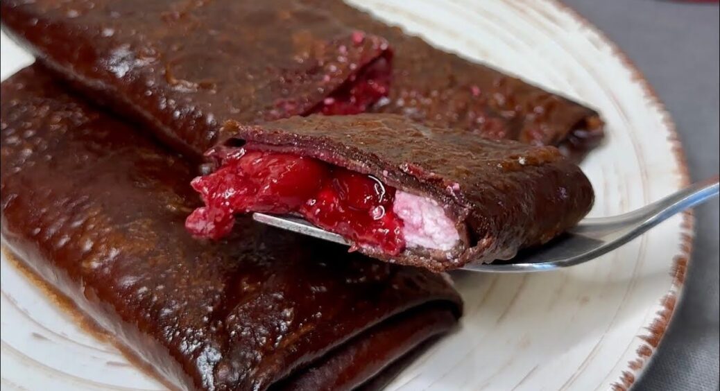 Як приготувати шоколадні млинці: чудовий варіант для десерту, коли під рукою майже нічого немає 