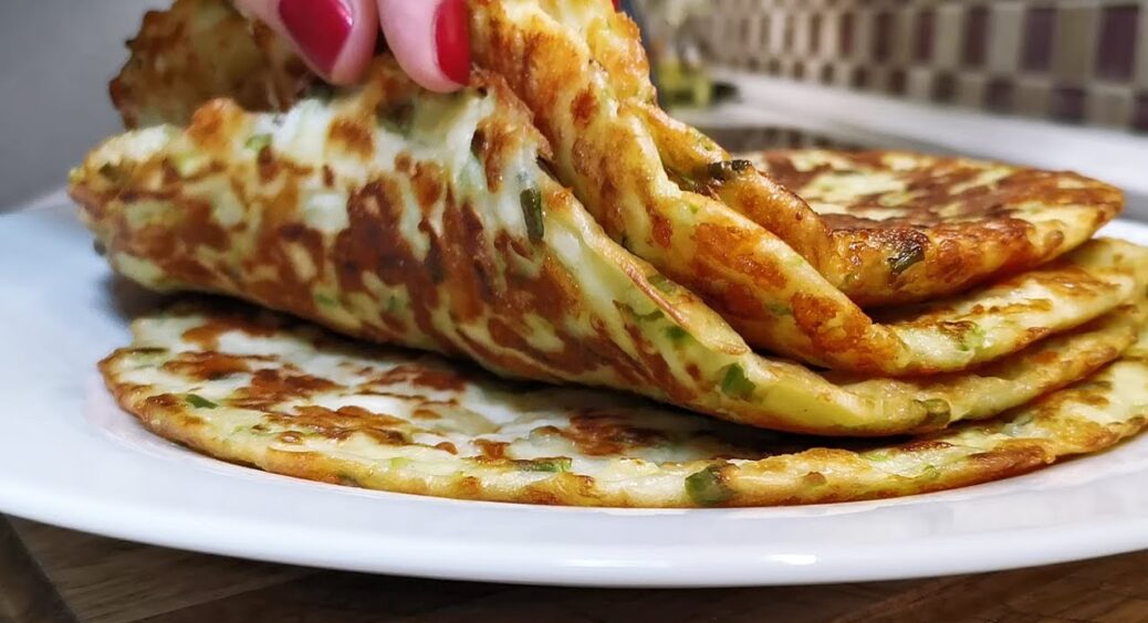 Мало калорій та багато смаку: рецепт кабачкових коржиків у духовці на сніданок – ніжні та ситні 