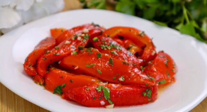 Сусідка з Вірменії поділилася рецептом: закуска із червоного перцю. Їм зараз і заготовляю на зиму 
