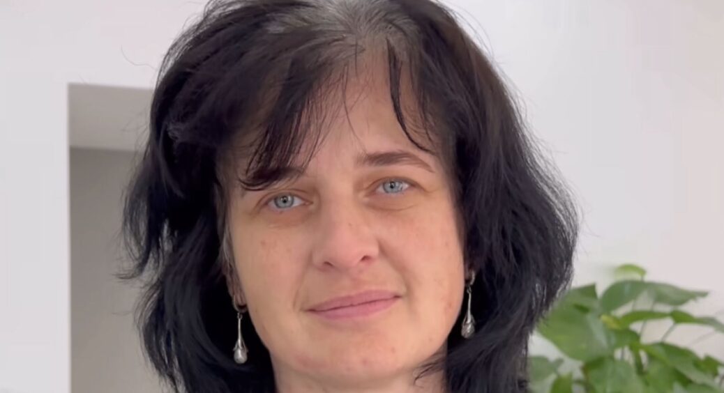 Українка перетворилася на неймовірну красуню, просто змінивши зачіску: “Всю вроду ховала в чорному кольорі” 