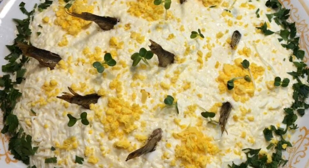 Банка кукурудзи + шпроти — салат, який сподобається навіть свекрусі: готую вже 40 років 