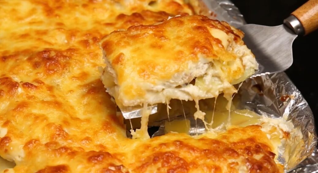 М’ясна запіканка з картоплею: рецепт актуальної страви, що здатен врятувати вас від кулінарної рутини 