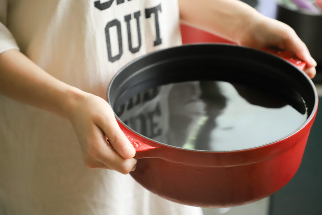 Корисний лайфхак для чищення посуду від нагару
