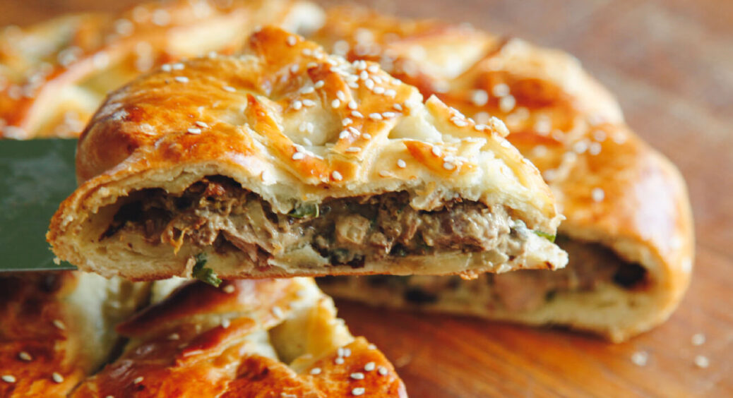 Борошно та окроп. Я ніколи не втомлююся їх готувати: рум’яні і соковиті пиріжки з м’ясом для всієї родини 