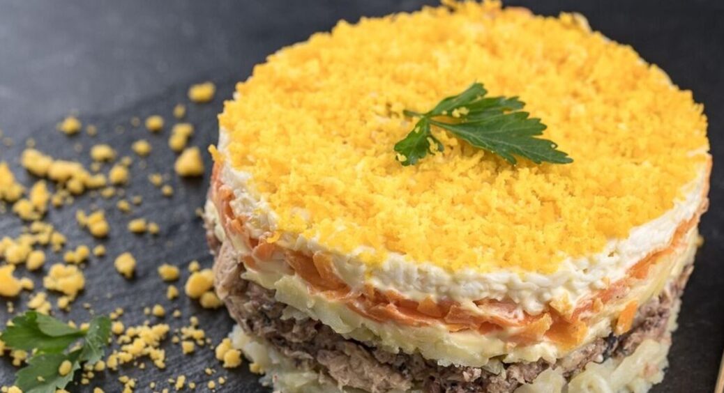 Ніжний салат “Жіночий каприз” до свята і не тільки: спробуйте — і будете готувати його на кожне застілля 