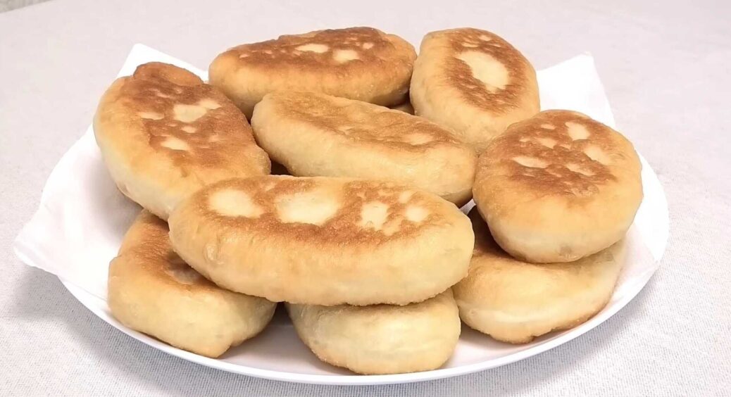 Тісто легке та пухке, а пиріжки довго не черствіють: простий рецепт пиріжків на картопляному тісті 