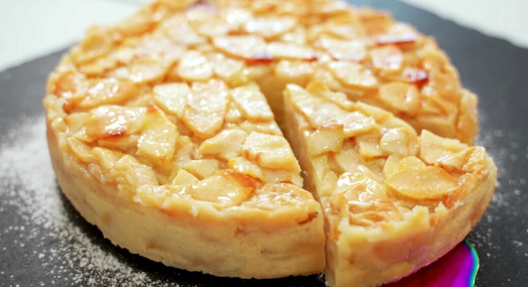 Багато яблук та мало тіста: рецепт неймовірно ароматного і смачного пирога по-французьки. Краще не буває 