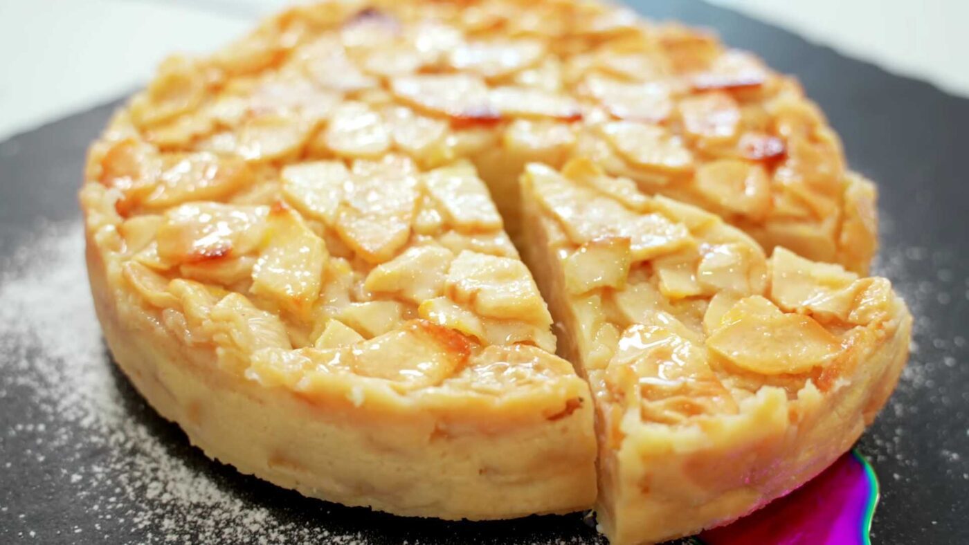Рецепт приготування ароматного яблучного пирога. Фото Аліни Foodee