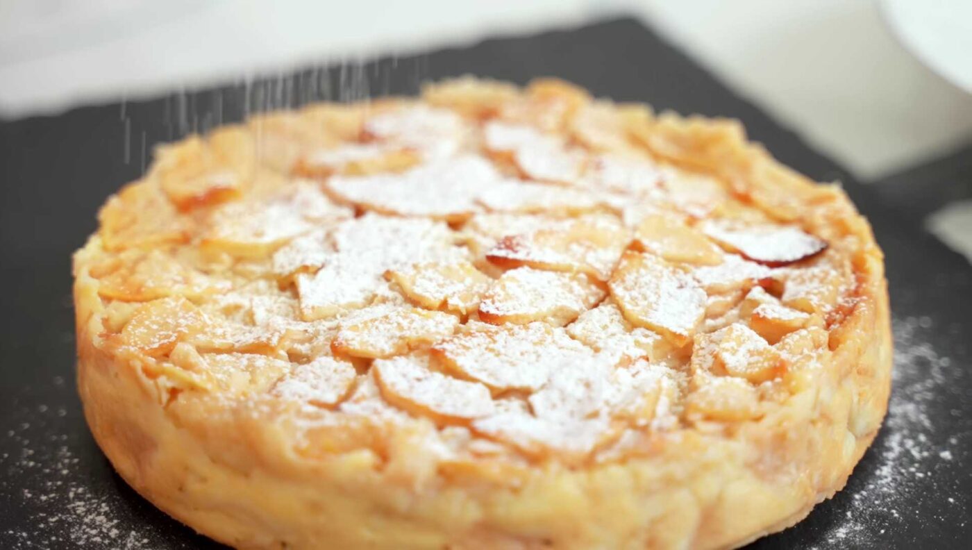 Рецепт приготування ароматного яблучного пирога. Фото Аліни Foodee
