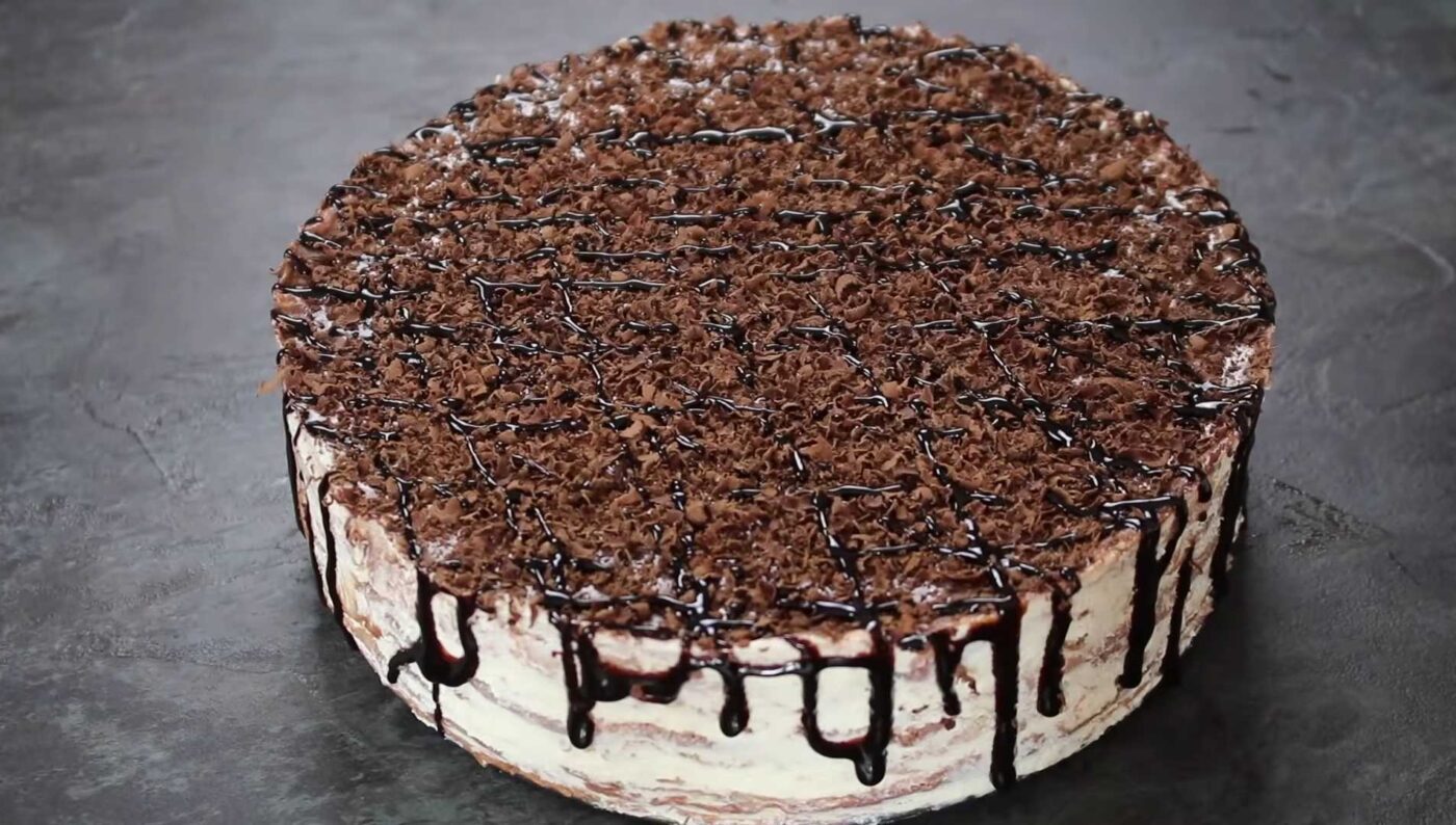 Страва для справжніх поціновувачів млинців: шоколадний тортик на сковорідці з кремом із вершкового сиру 