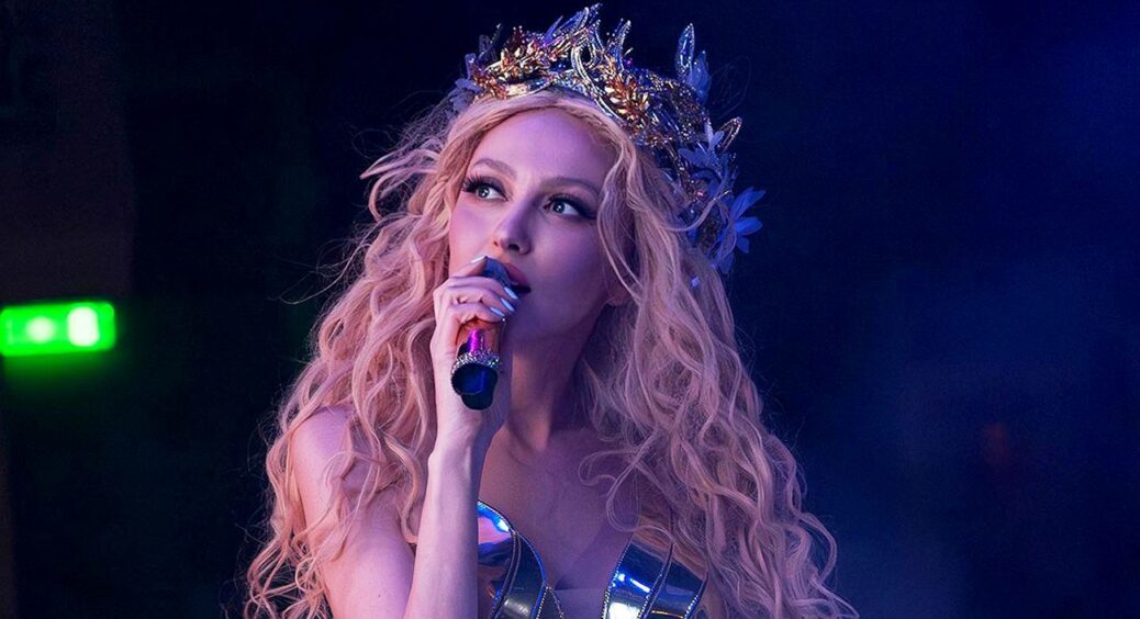 Слава Дьомін показав найстаршу фанатку на концерті Олі Полякової: цій жінці вже за 90 (Відео) 