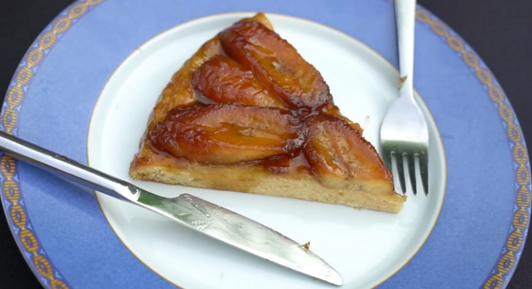 Незрівнянний пиріг з карамелізованими бананами: простий рецепт, що готуватимете регулярно та із задоволенням 