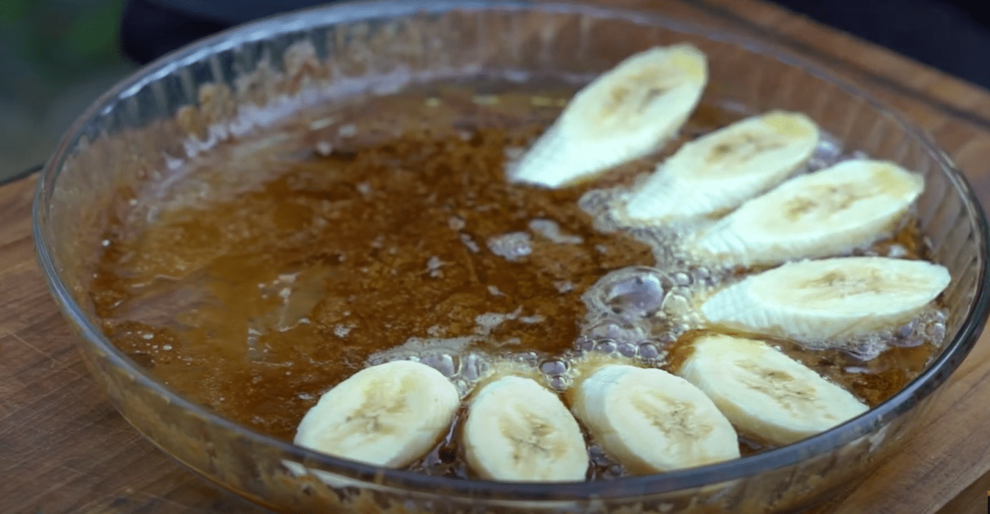 Рецепт приготування пирога з карамелізованими бананами