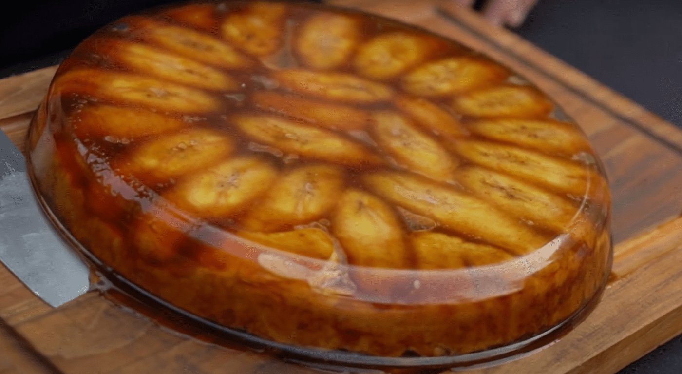Рецепт приготування пирога з карамелізованими бананами