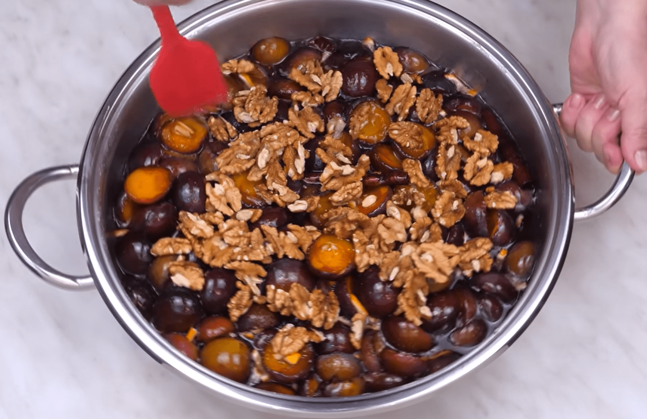 Рецепт приготування варення зі сливи з волоськими горіхами