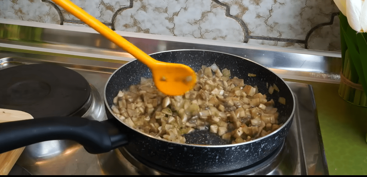 Простий та смачний рецепт приготування котлет з грибами