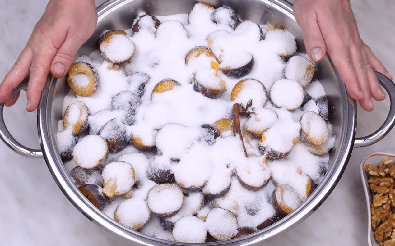 Рецепт приготування варення зі сливи з волоськими горіхами