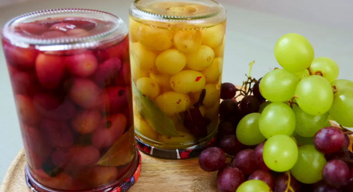 Цікавий рецепт на зиму: консервований виноград наче оливки, що стане чудовою закускою для святкового столу 