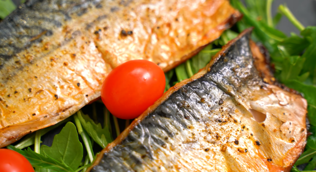 Шикарно запечена скумбрія, немов з ресторану: приготувати просто, а рибка виходить дуже ніжною та соковитою 