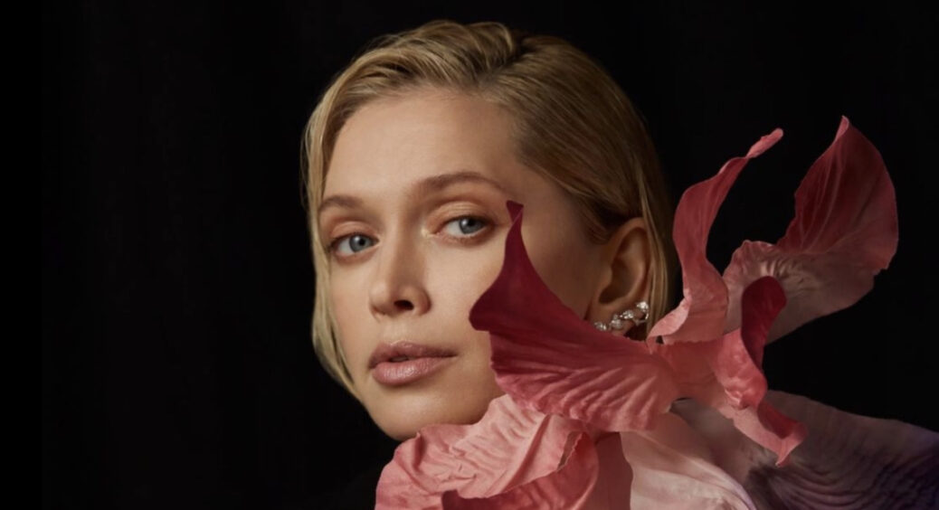 Наче Костянтин Меладзе, але 20 років тому: Віра Брежнєва вийшла в люди з новим фаворитом після розлучення 