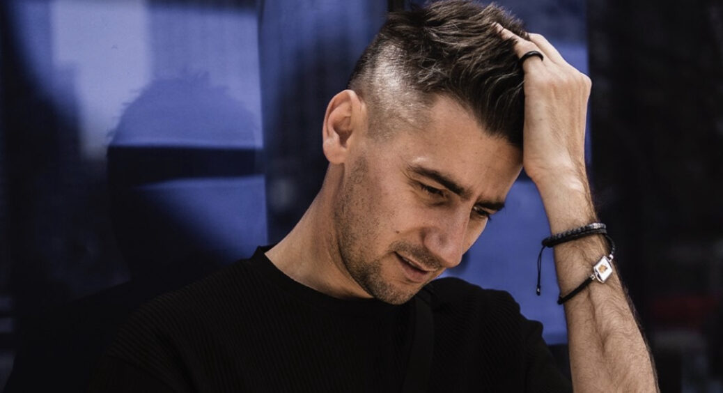 Переможець Холостячки Олександр Еллерт показав, як “скучив” за Україною: “Ну ви зрозуміли” 