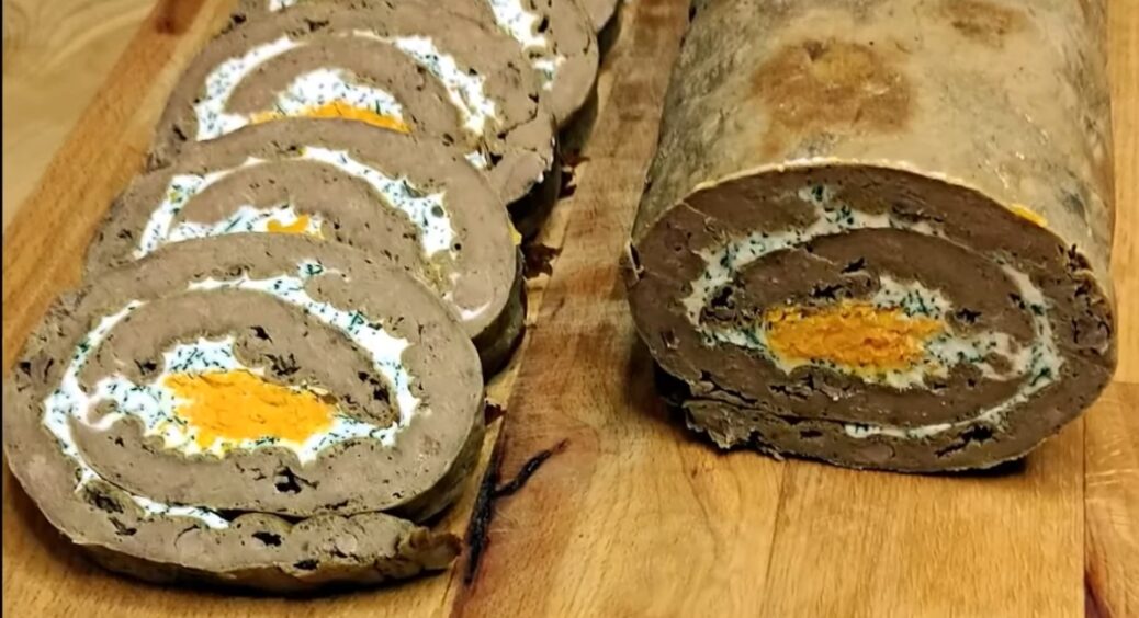 Готуємо просто з доступних інгредієнтів: печінковий рулет з начинкою, що обов’язково сподобається гостям 