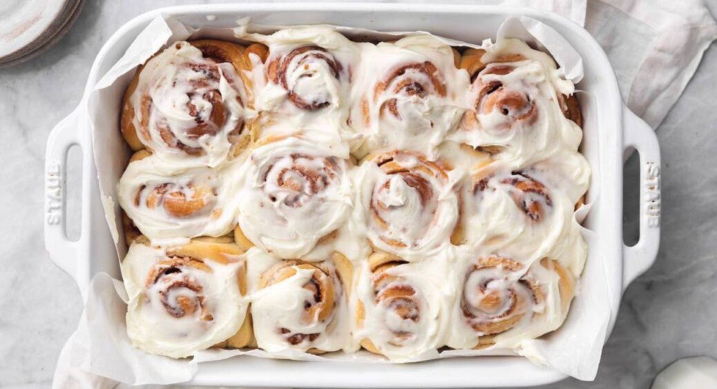 Як приготувати рулет з корицею вдома: рецепт ароматної на ніжної випічки, яка стане улюбленим десертом сім’ї 