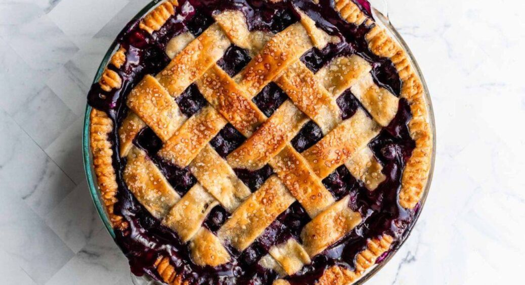 Запашний та рум’яний: рецепт домашнього фруктового пирога на будь-який смак, що вразить усіх гостей 