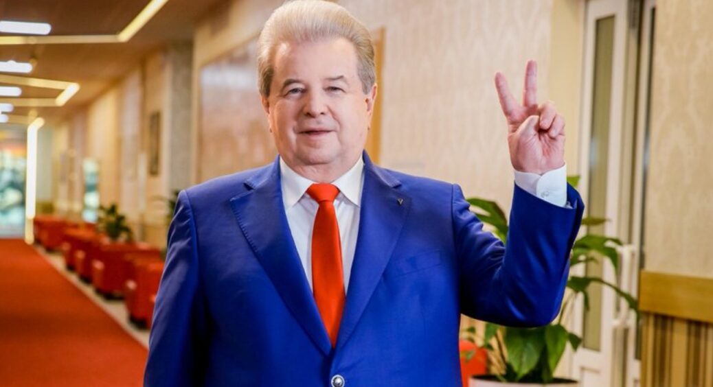 Співаючий ректор Михайло Поплавський похизувався перед студентами своєю чебуречною: “Пан Чебурек” 