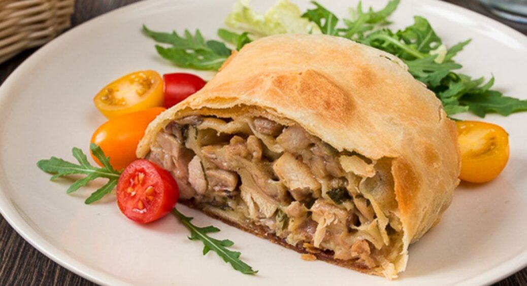 Простий рецепт штруделя з куркою та грибами для вашого обіднього столу: неймовірний смак та аромат 