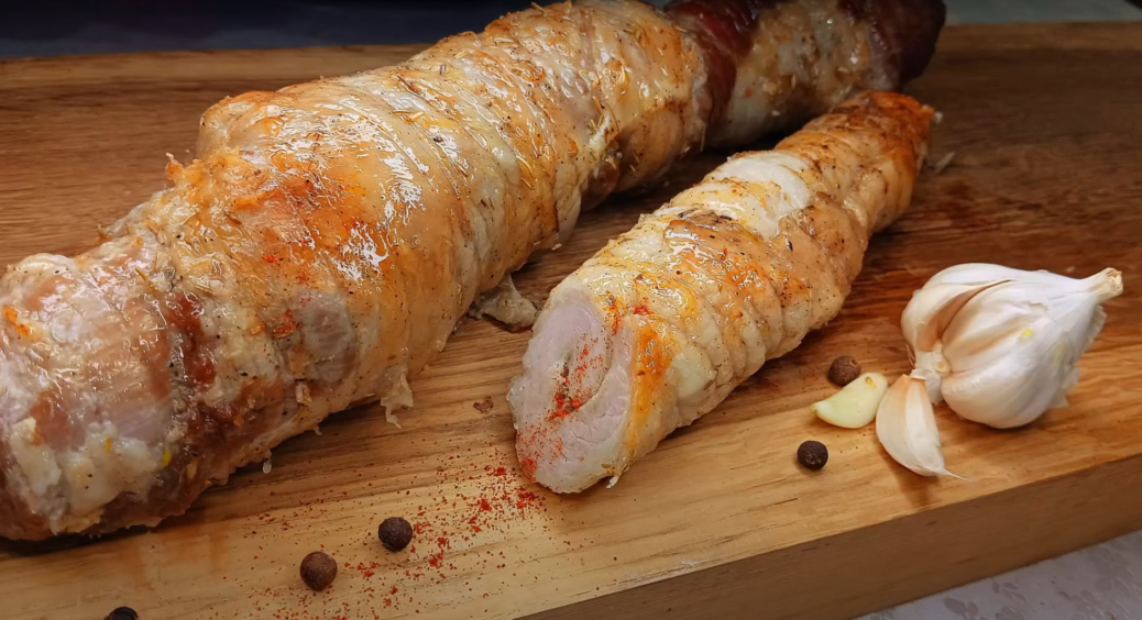 Найкраща заміна ковбаси з магазину: рецепт м’ясного рулету, що вподобає кожен член Вашої родини 