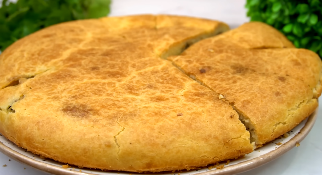 Заливний пиріг із сиром на сковороді: тісто – мʼяке як губка, у роті тане: десерт за 30 хвилин 