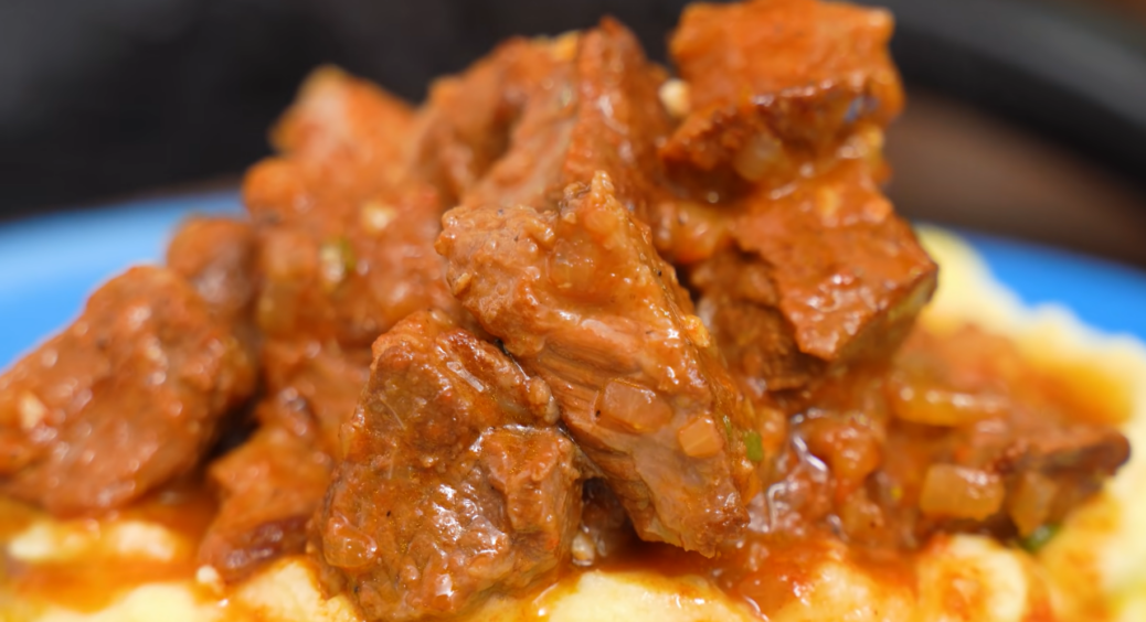 М’ясо, яке не потрібно жувати, воно просто тане у роті: легкий рецепт приготування тушкованої яловичини 