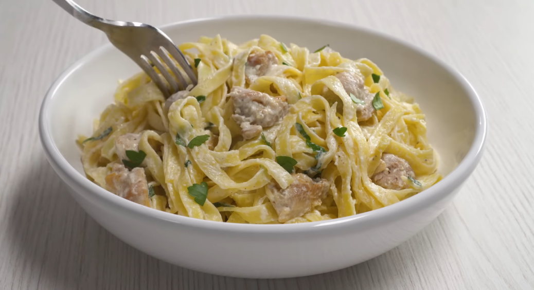 Готуватимете постійно, бо смачно, аж пальчики оближеш: простий рецепт макаронів у вершково-сирному соусі 