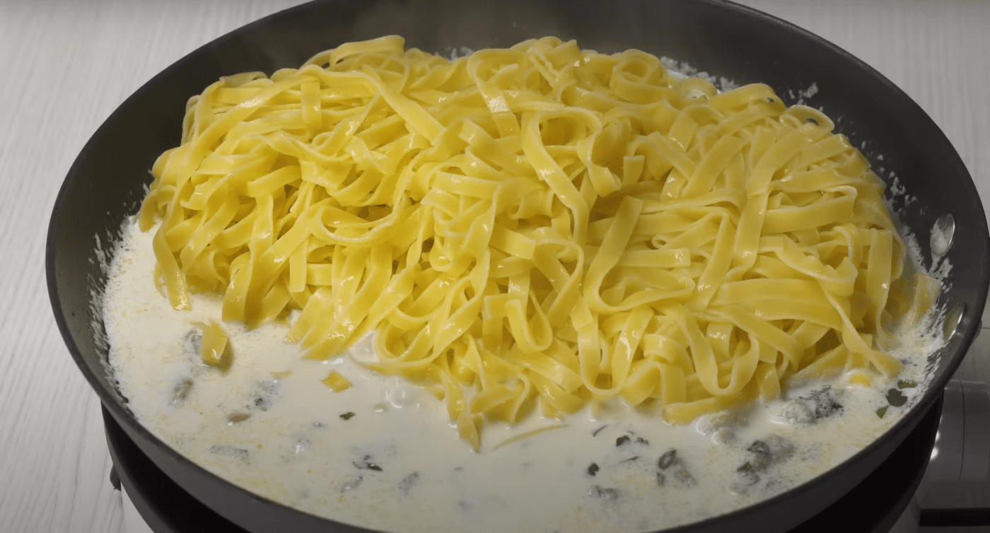Рецепт приготування макаронів у вершково-сирному соусі