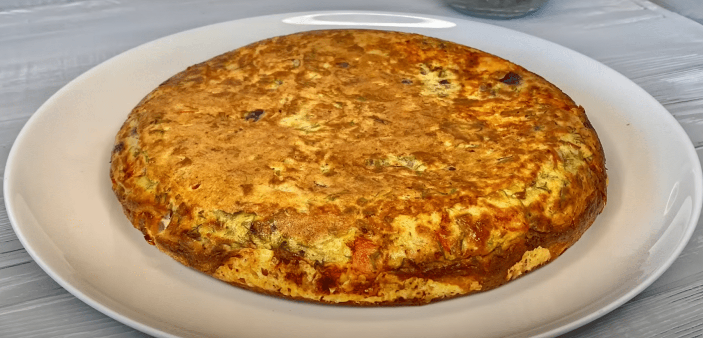 Рецепт простого пирога на пательні з картоплею та сиром