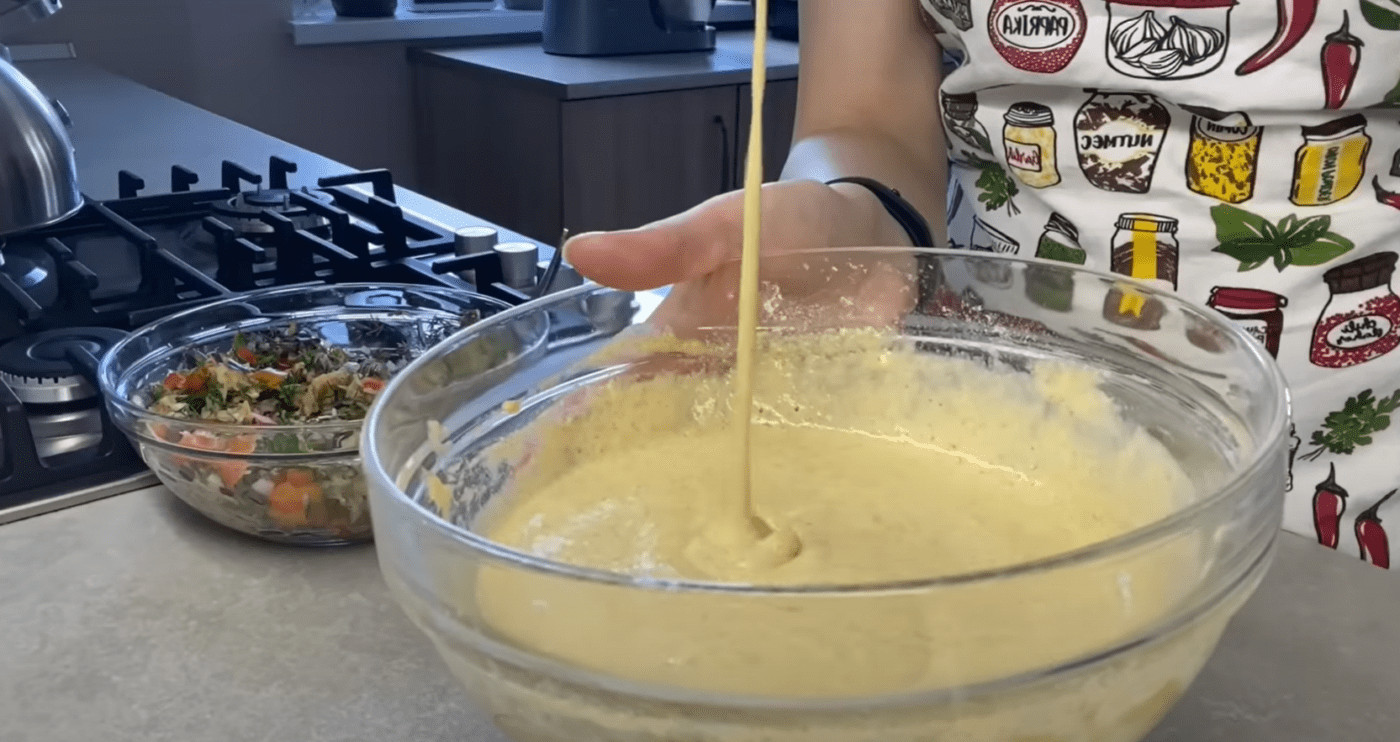 Рецепт простого пирога на пательні з картоплею та сиром