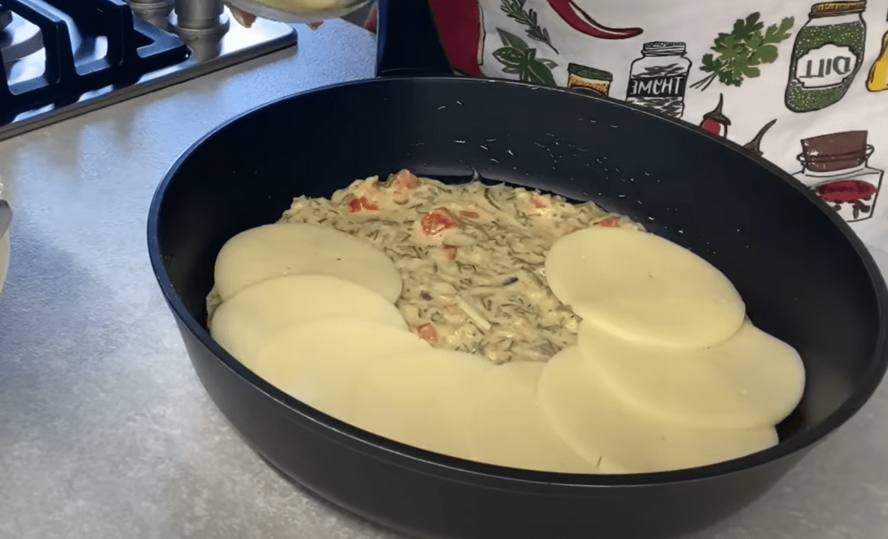 Рецепт простого пирога на пательні з картоплею та сиром