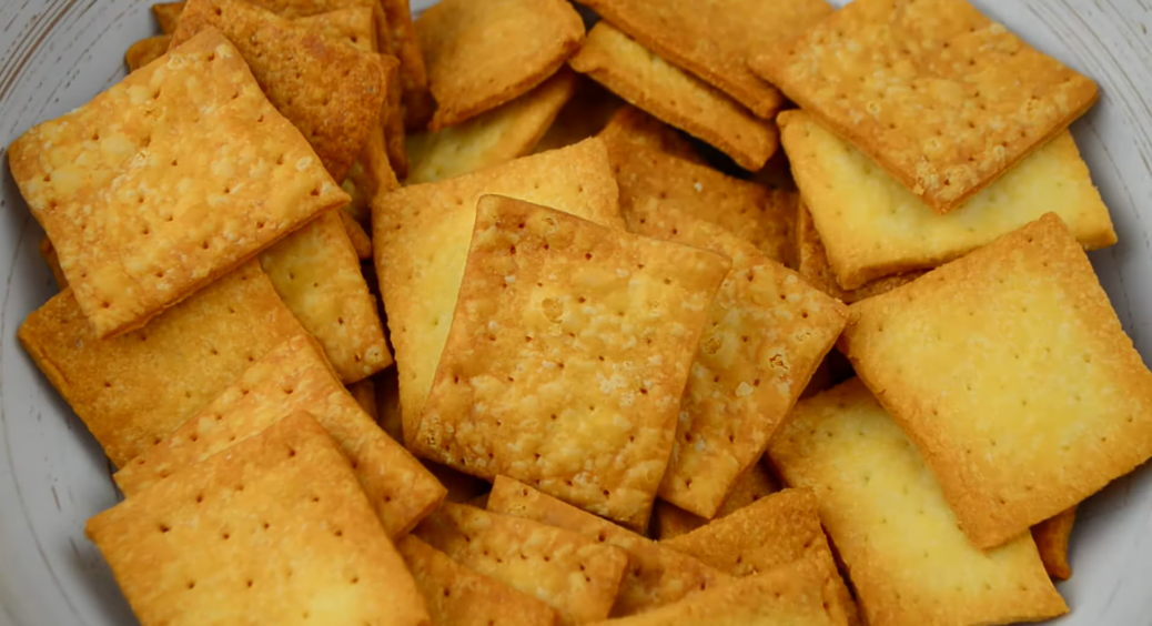 Рецепт – простіше не буває: смачні та хрусткі домашні крекери, що стануть відмінним варіантом перекусу 