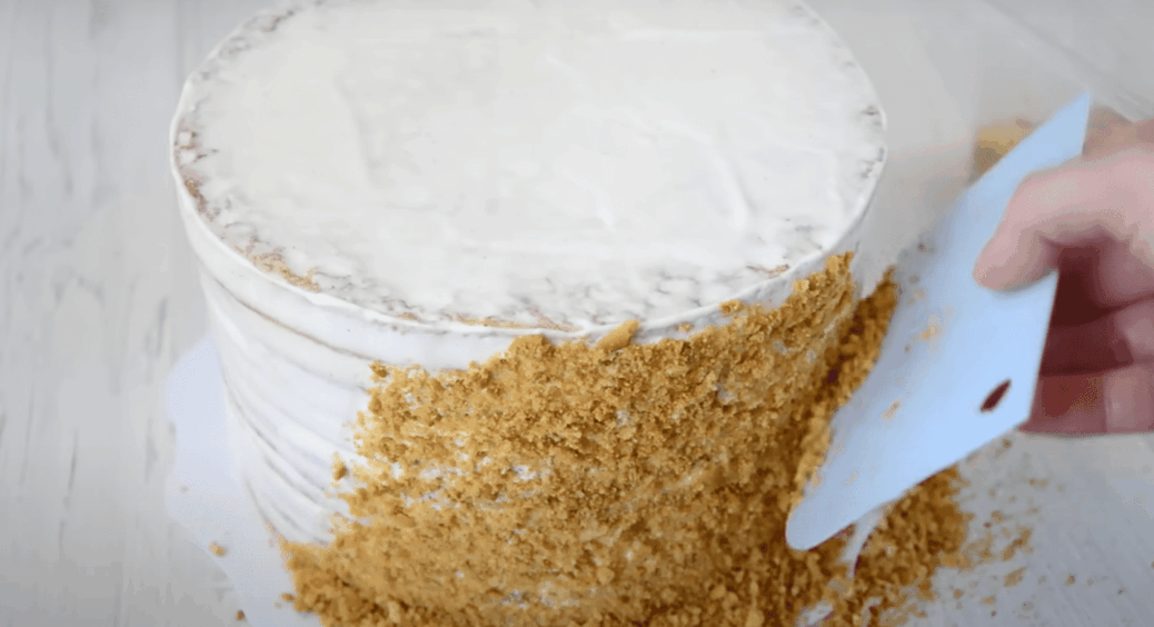 Зробила коржі за 2 хвилини – і змастила кремом: пісний торт “Медовик” за 20 хвилин 