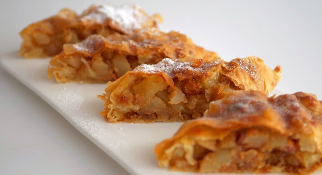 Як правильно приготувати класичний штрудель з яблуками: за цим рецептом тісто вийде м’яким та еластичним 