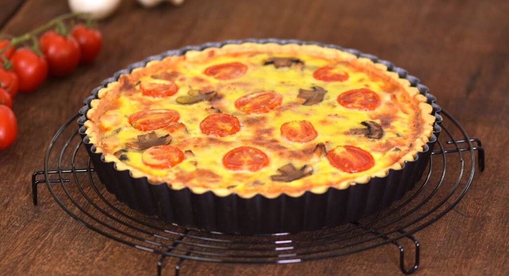 На тарілці не залишиться жодної крихти: рецепт найсмачнішого заливного пирога з картоплею та грибами 