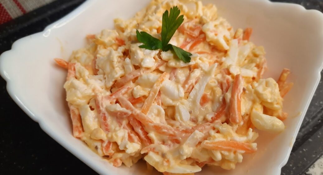 Рецепт неймовірно ніжної та ситної закуски: салат зі свіжої моркви з плавленим сиром та часником 