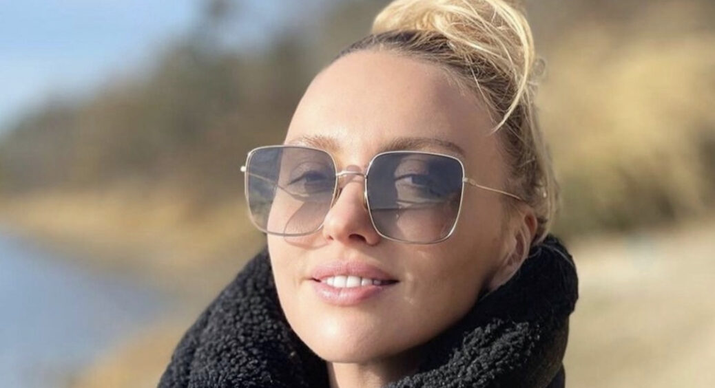 Оля Полякова закриває купальний сезон 2023 рожевим бікіні на пляжі Занзібару: втекла від київської хуртовини 