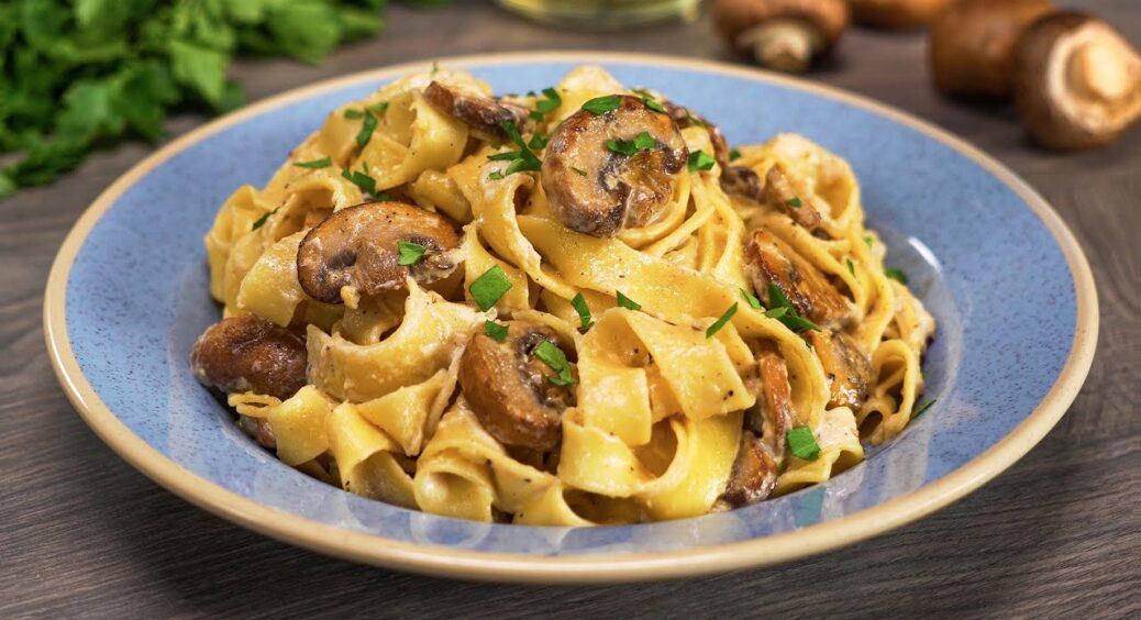 З макаронами під сирно-вершковим соусом ви забудете навіть про м’ясо: таку вечерю у вас проситимуть щодня 